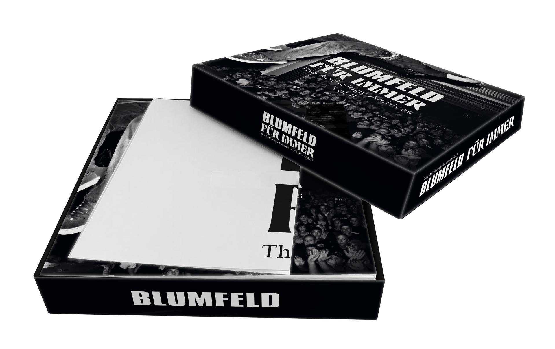 Ein schwarzer Karton mit dem Titel 'BLUMFELD FÜR IMMER' zeigt eine Menge jubelnder Fans.