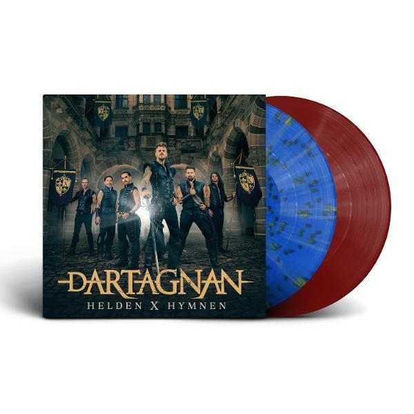 Die Band Dartagnan posiert vor einer Burg, daneben sind zwei Schallplatten.