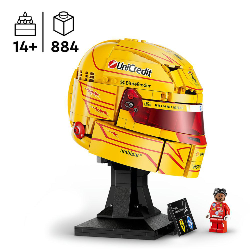 Ein gelber Lego-Helm mit roten Akzenten steht auf einem schwarzen Ständer.