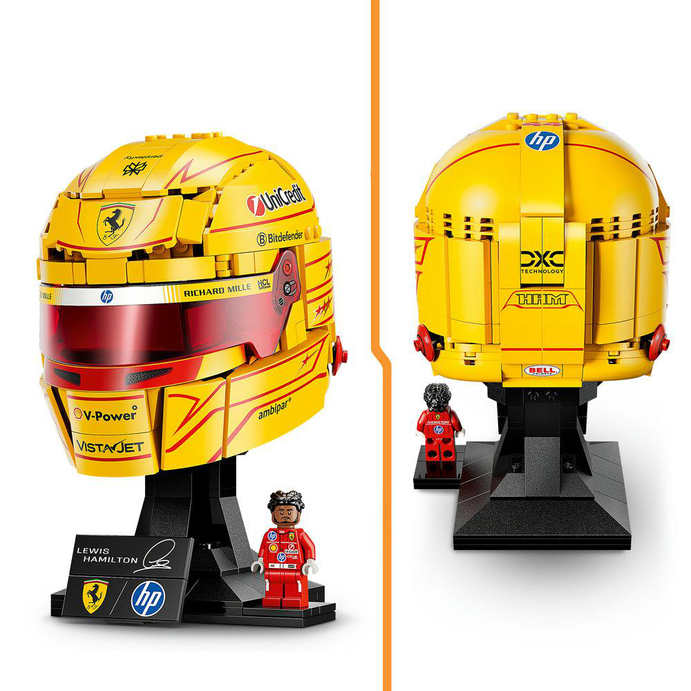 Zwei gelbe LEGO-Helme mit Logos und zwei Minifiguren.