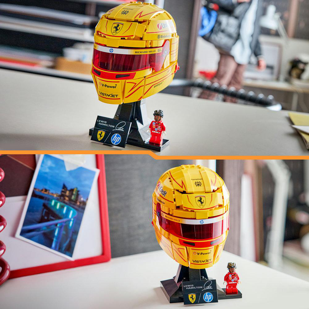 Ein gelber Lego-Helm von Lewis Hamilton steht auf einem Ständer mit einer Mini-Figur.