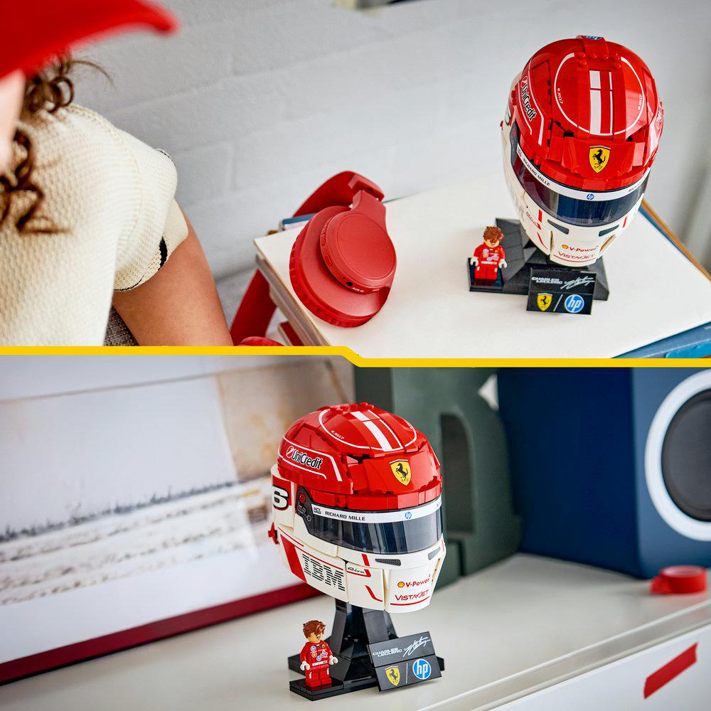 Zwei rote Ferrari-Helme aus Lego, jeder mit Minifigur und Ständer.