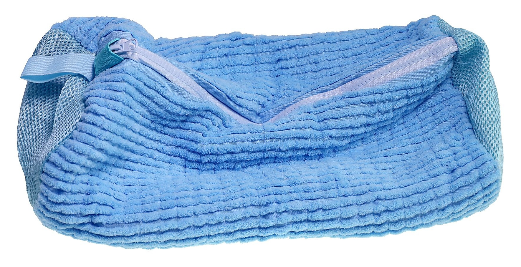 Niebieska, pluszowa torba z zamkiem i siateczkowymi końcami.