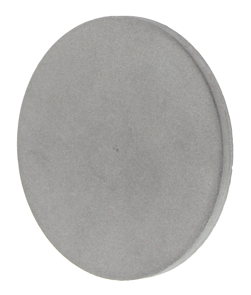 Szary, okrągły przedmiot z lekko teksturowaną powierzchnią na białym tle.