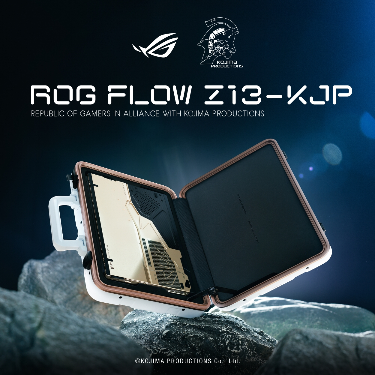 Ein ROG Flow Z13-KJP Laptop im geöffneten Koffer, auf Felsen vor dunklem Hintergrund.