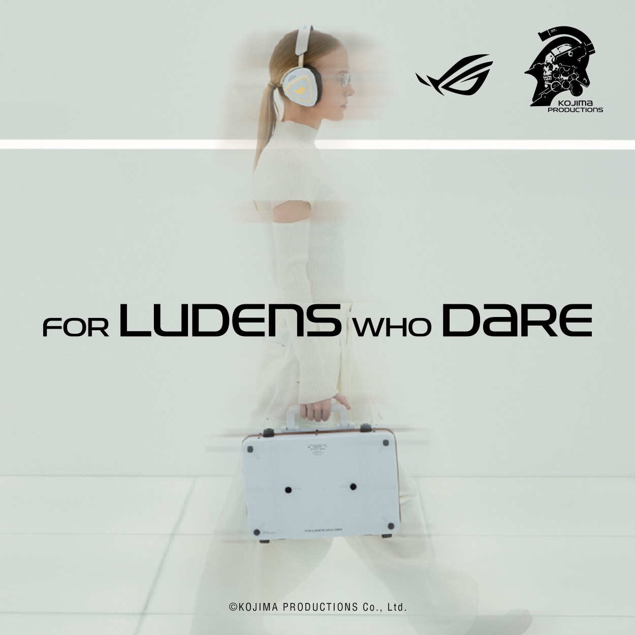 Eine Frau trägt Kopfhörer und eine weiße Tasche. Text: FOR LUDENS WHO DARE.
