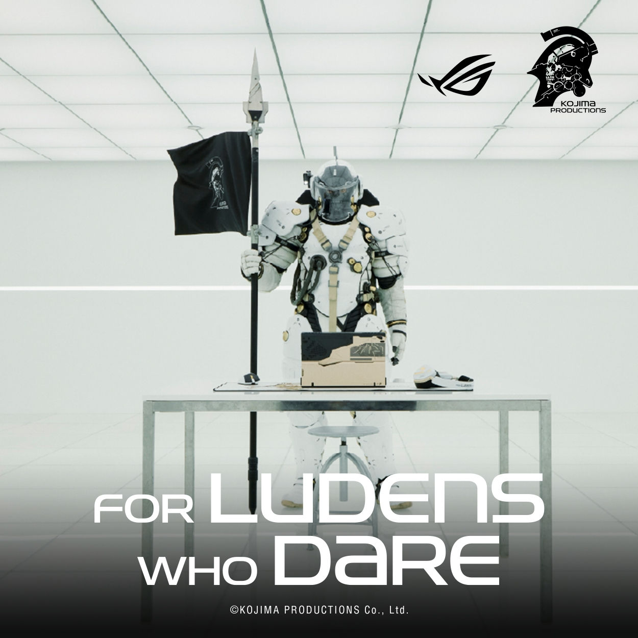 Ein Mann in weißem Anzug mit Helm hält eine Flagge. Kojima Productions Logo.