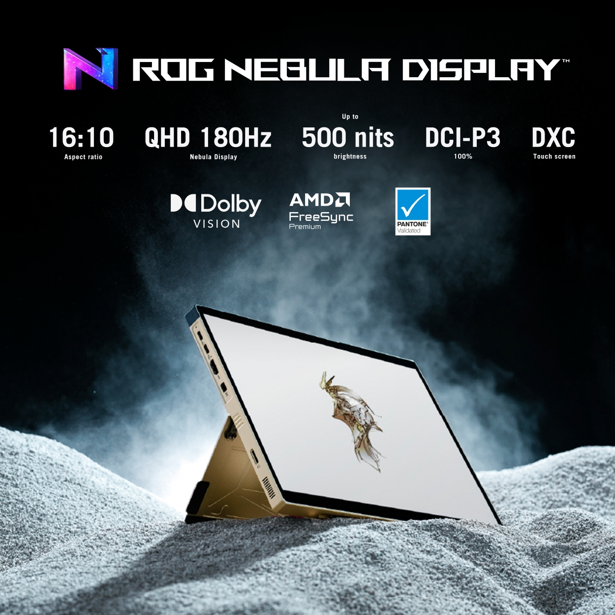 Ein goldener Laptop mit ROG Nebula Display auf sandigem Untergrund. Spezifikationen: 16:10, QHD 180Hz, 500 Nits.
