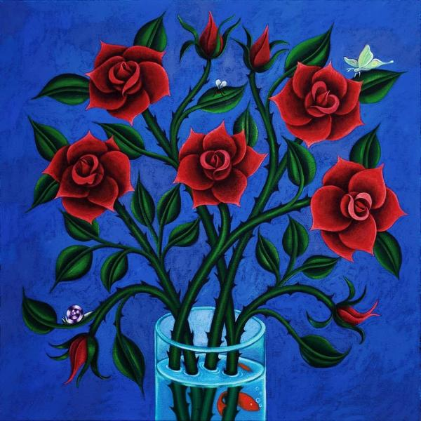 Rote Rosen in Glasvase mit Fischen, Schmetterling und Käfer auf blauem Hintergrund.