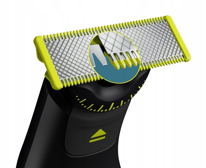 Zbliżenie czarnej maszynki z żółtymi akcentami i powiększonym detalem ostrza.