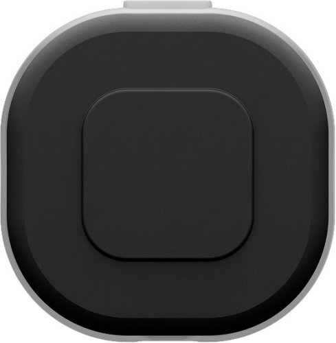 Czarny, kwadratowy przycisk z zaokrąglonymi rogami na szarej obudowie.