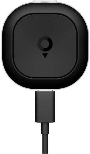 Czarne, zaokrąglone urządzenie z podłączonym u dołu kablem USB-C.