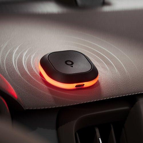 Czarny, okrągły przyrząd z czerwonym światłem na desce rozdzielczej.