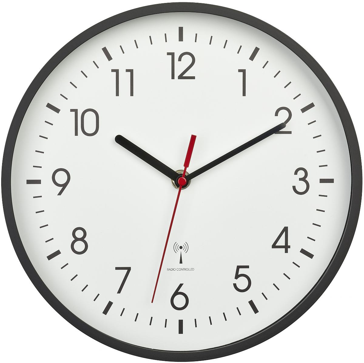 Eine weiße Wanduhr mit schwarzen Zahlen und Zeigern, die 10:09 Uhr anzeigt.