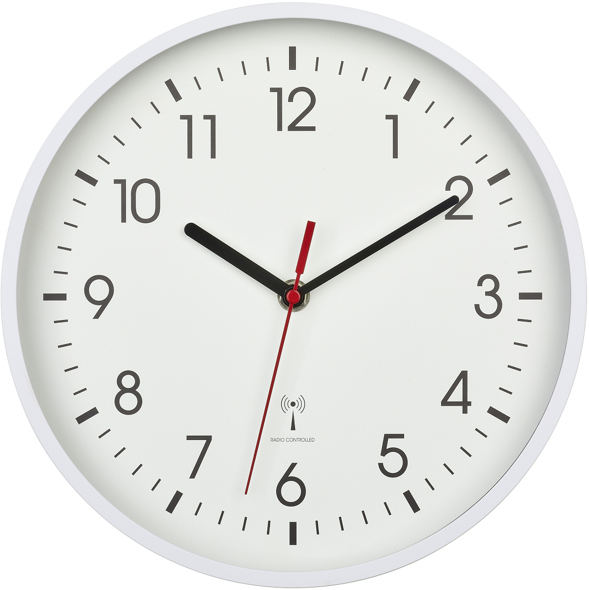Eine weiße Wanduhr mit schwarzen Ziffern und Zeigern. Die Zeit ist 10:09.