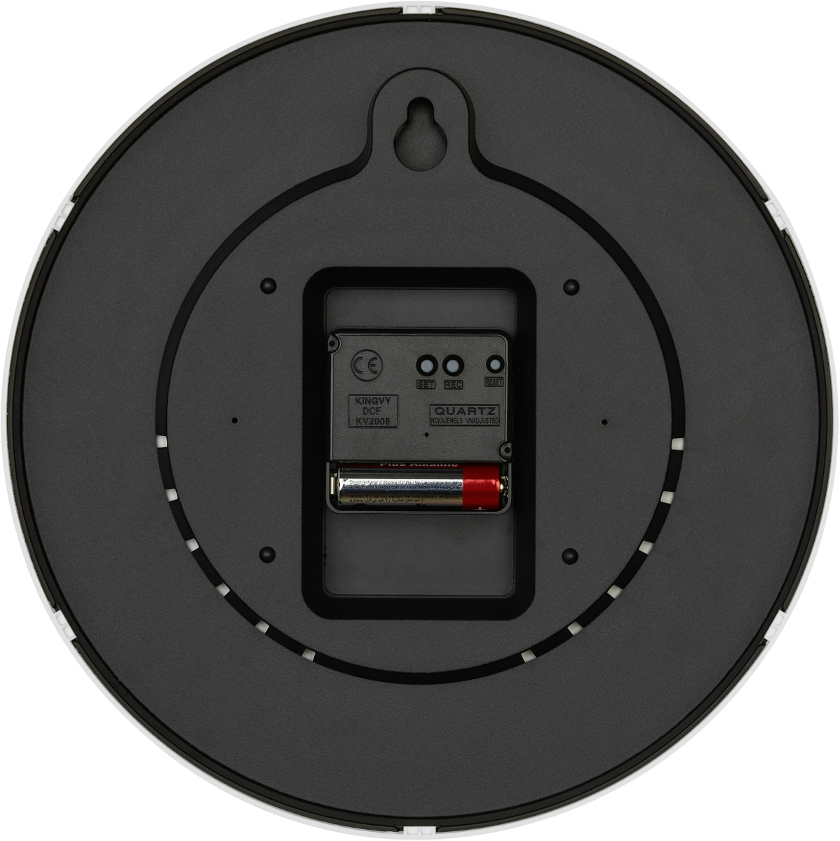 Die Rückseite einer Quarzuhr mit Batterie, Aufhängehaken und Einstellungen.