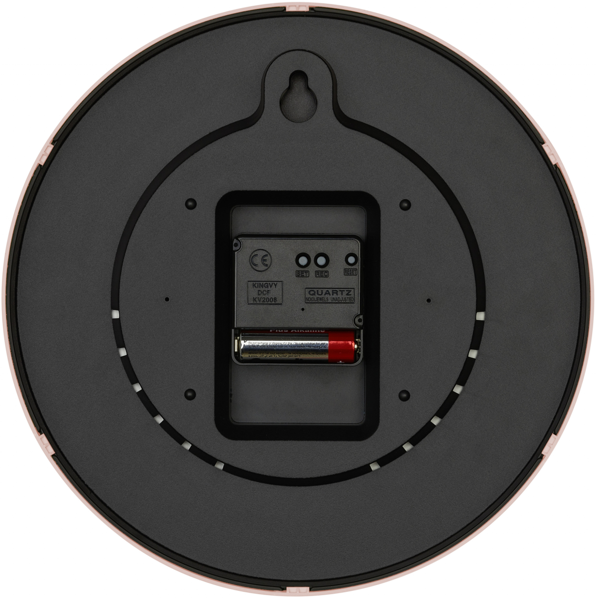 Rückseite einer rosafarbenen Wanduhr mit Quarzwerk und Batteriefach.