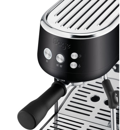 Zbliżenie czarnej ekspresu do kawy ze srebrnymi przyciskami i uchwytem filtra.