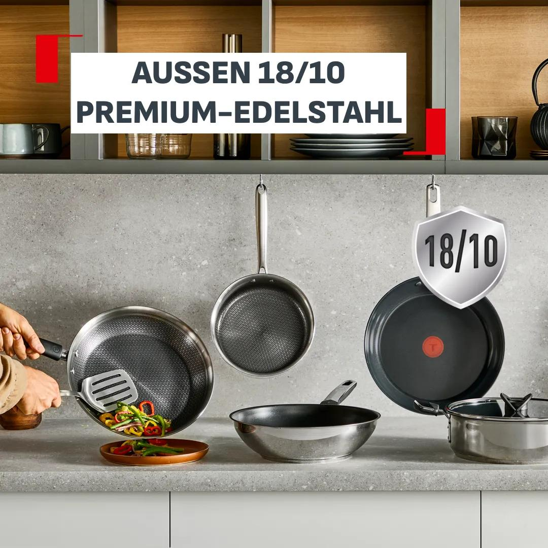 Mehrere Edelstahltöpfe und -pfannen auf einer Küchentheke, einige mit Gemüse.