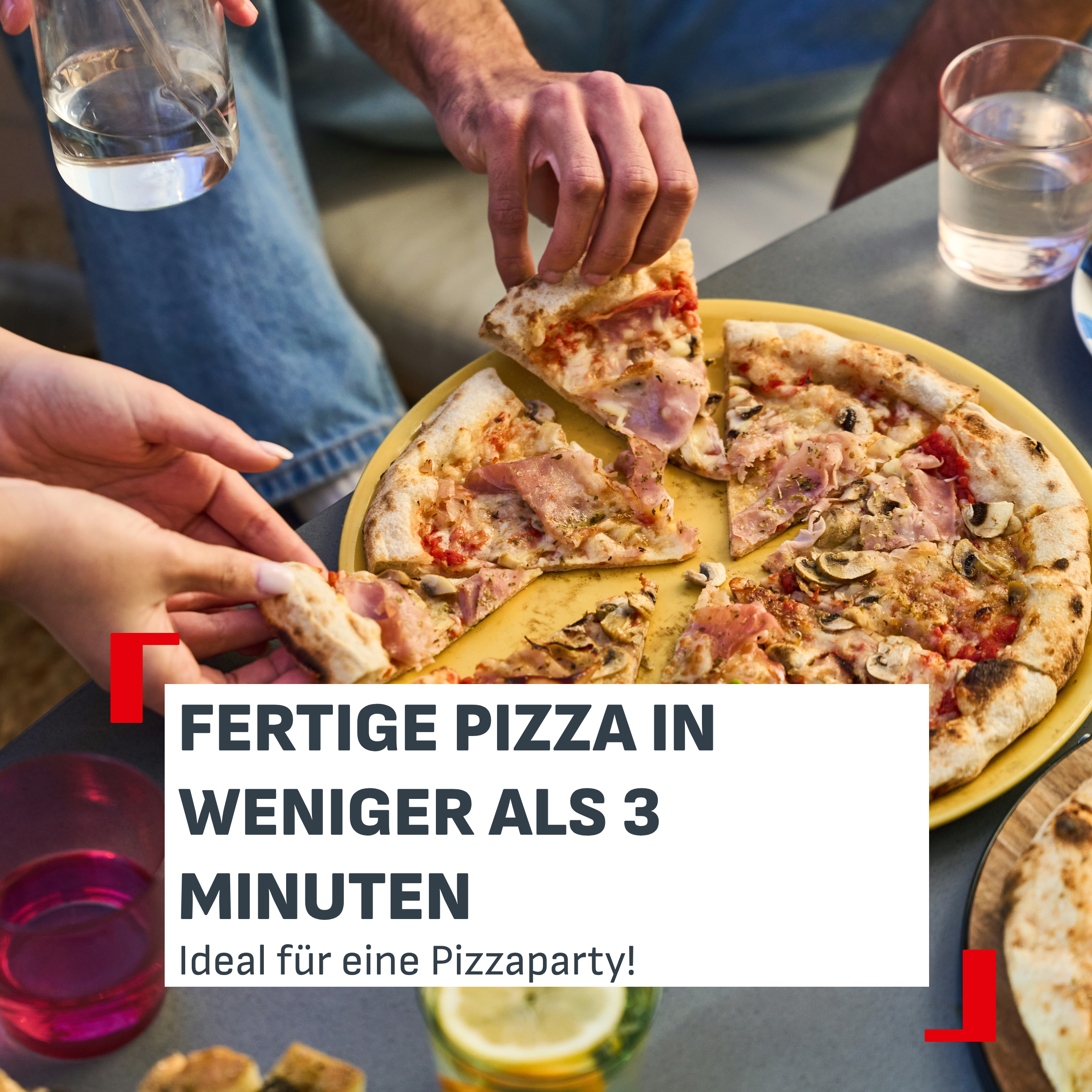 Hände greifen nach Pizza auf einem gelben Teller. Getränke stehen auf dem Tisch.
