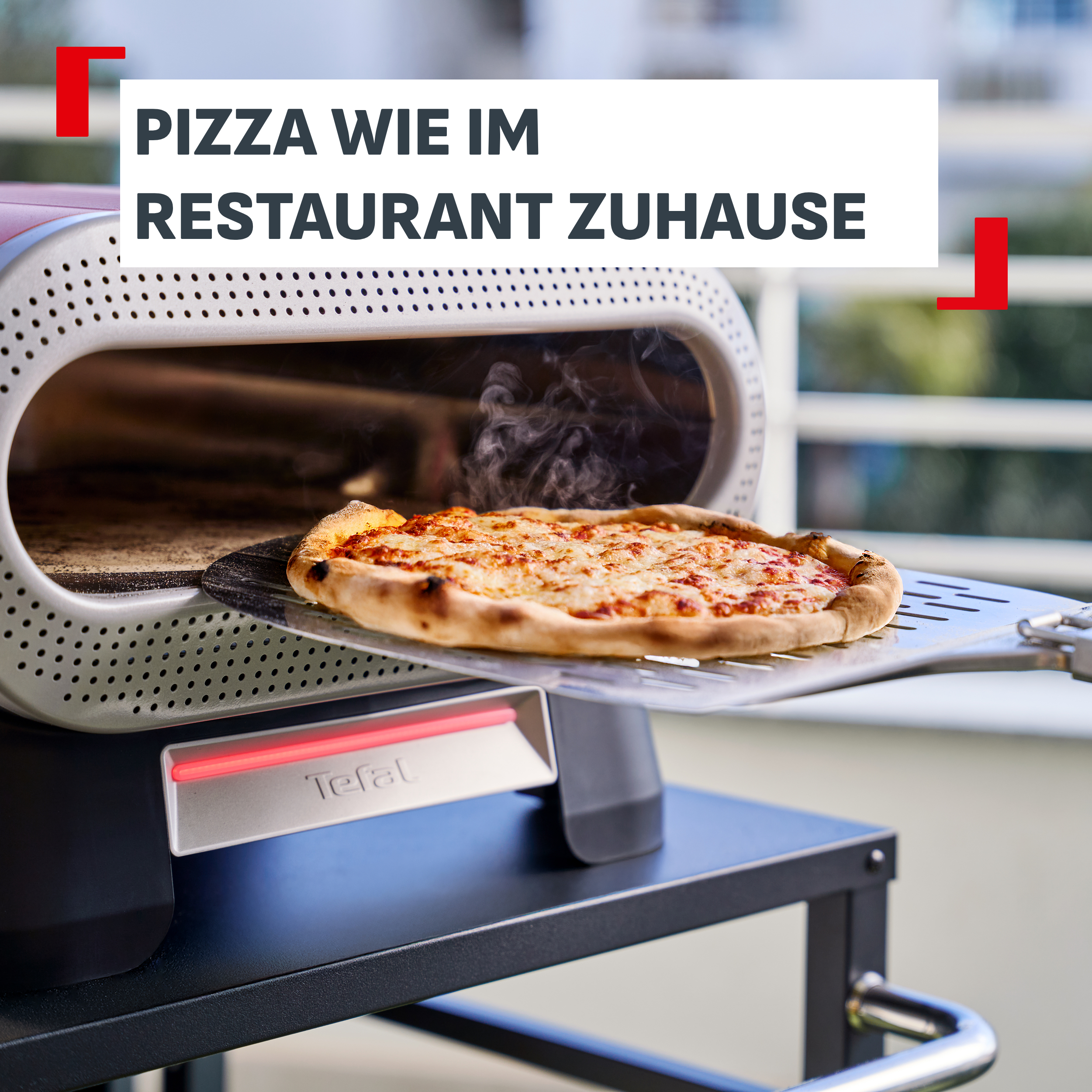 Eine dampfende Pizza wird aus einem Pizzaofen auf einem Pizzaschieber entnommen.