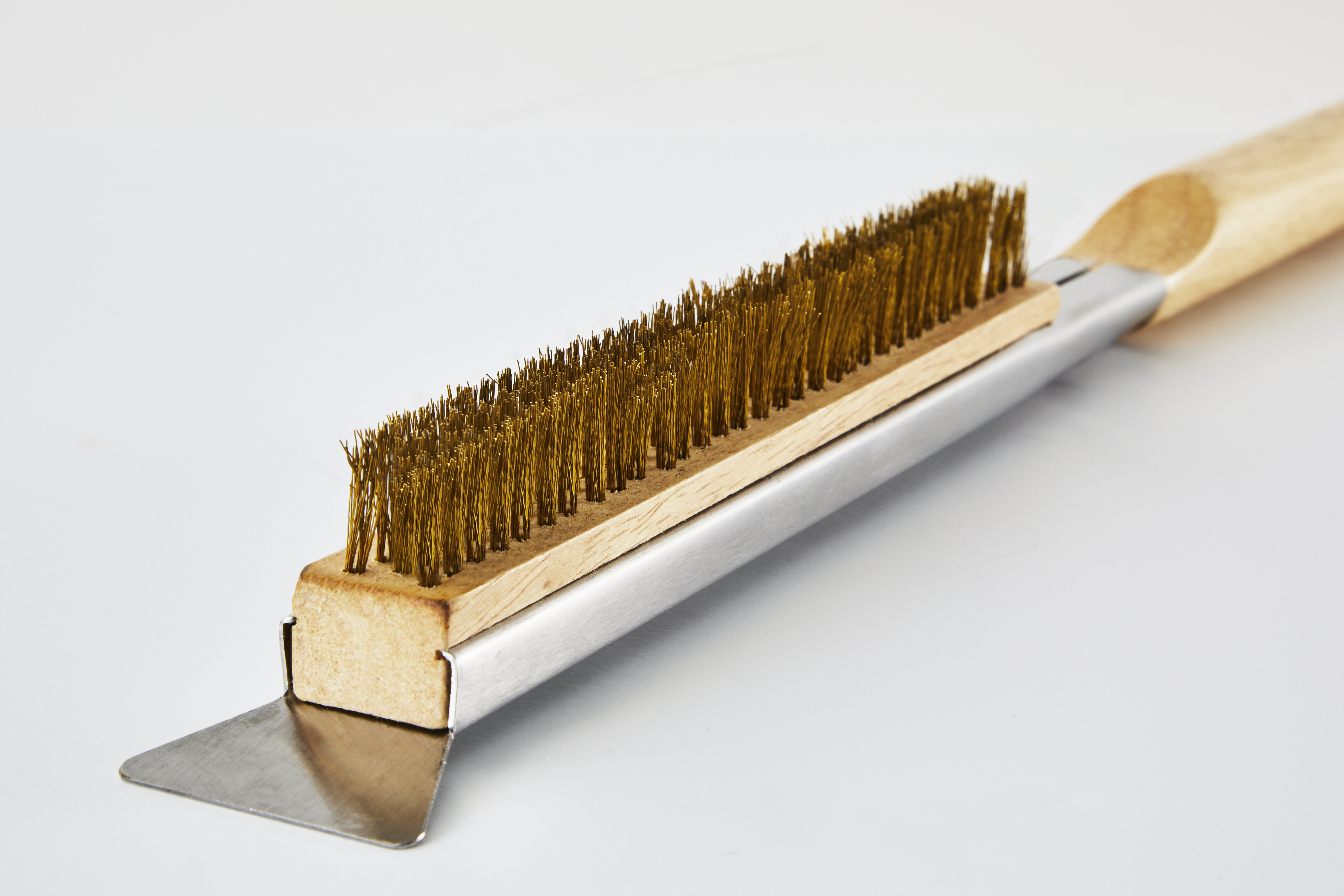 Ein Messingdrahtbürstenreiniger mit Holzgriff und Metallscharber.