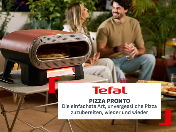 Ein Tefal Pizzaofen mit Pizza im Inneren, daneben sitzen Menschen im Freien.