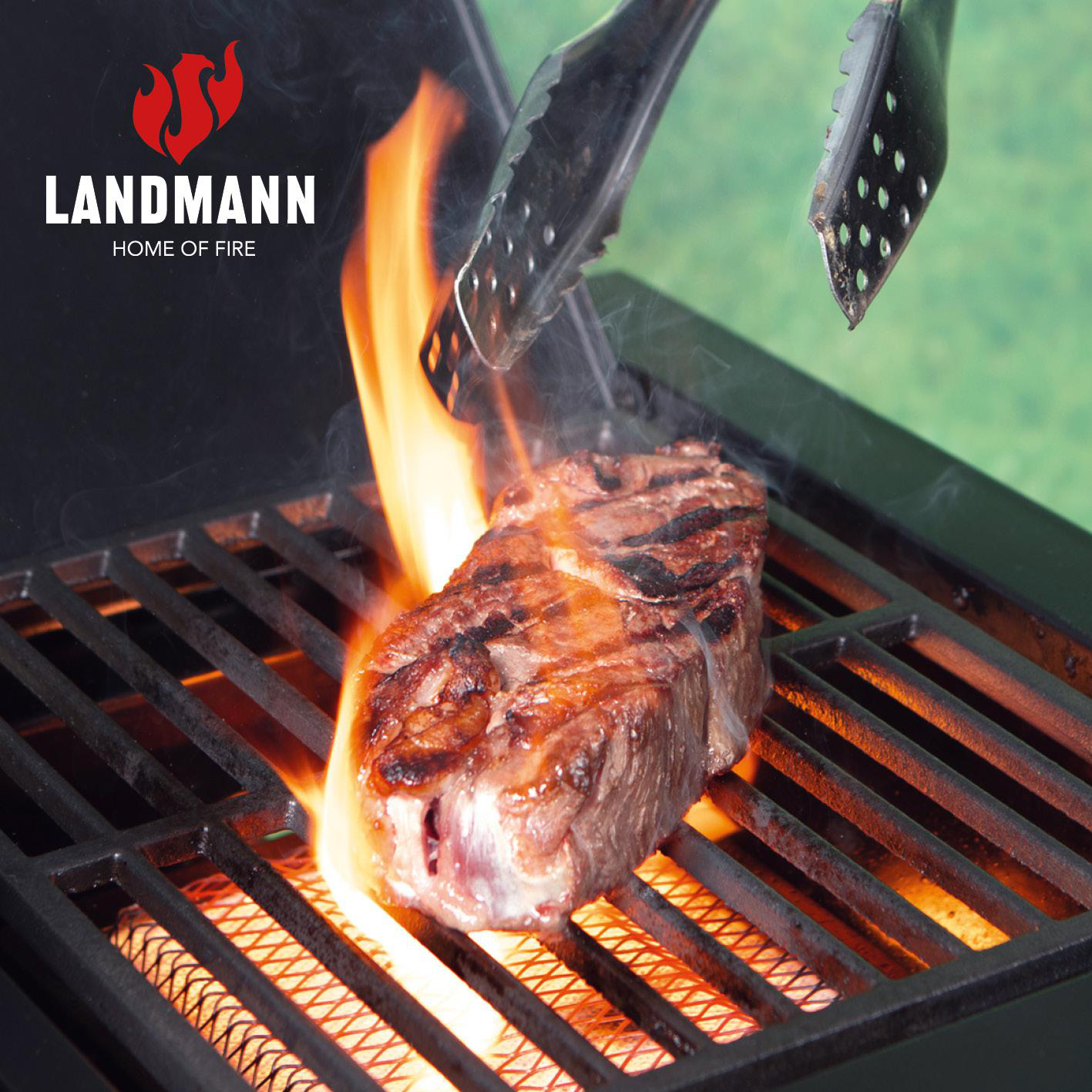 Ein saftiges Steak wird auf einem Grill mit Flammen gegrillt.