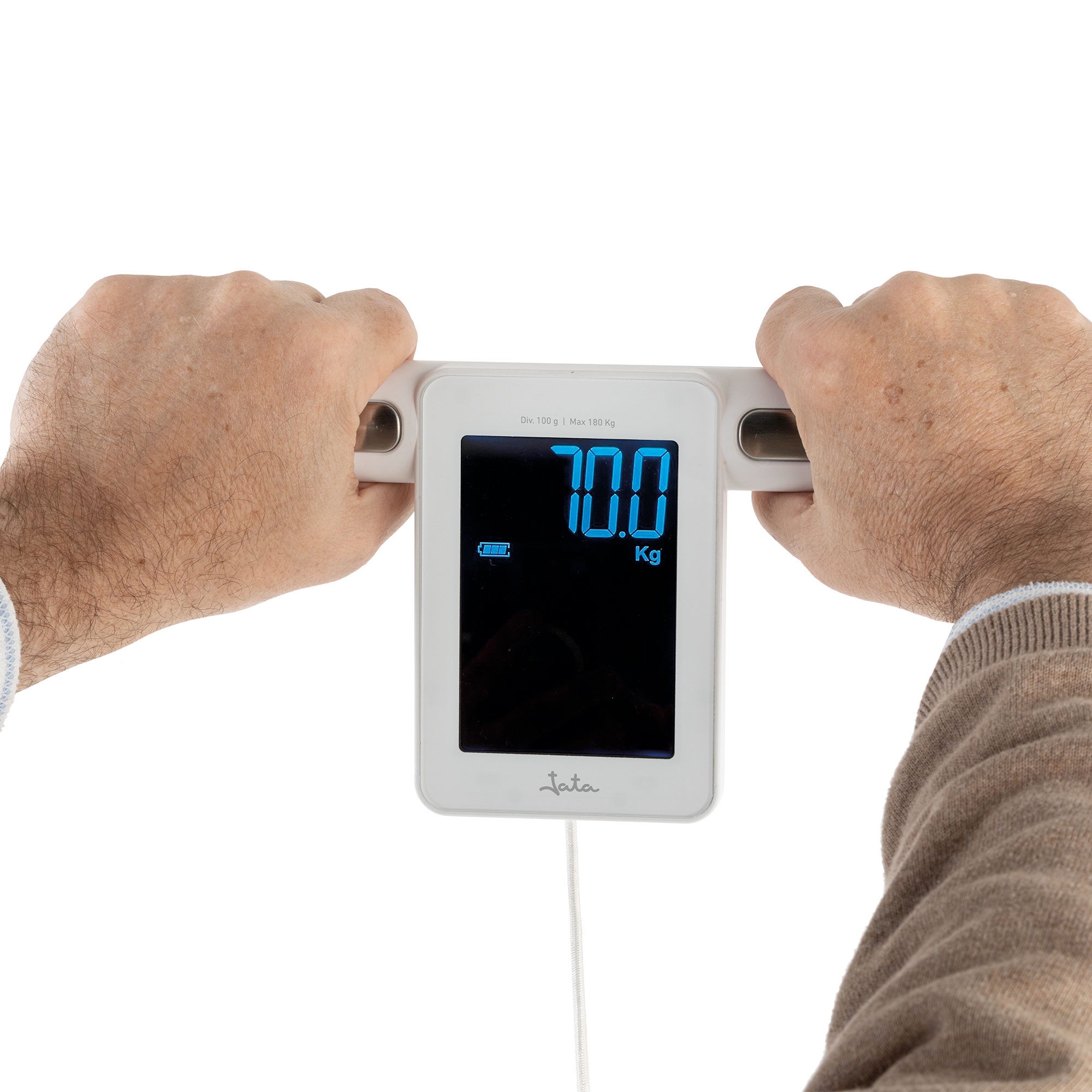 Persona sostiene un dispositivo manual de báscula digital que muestra 70.0 Kg.