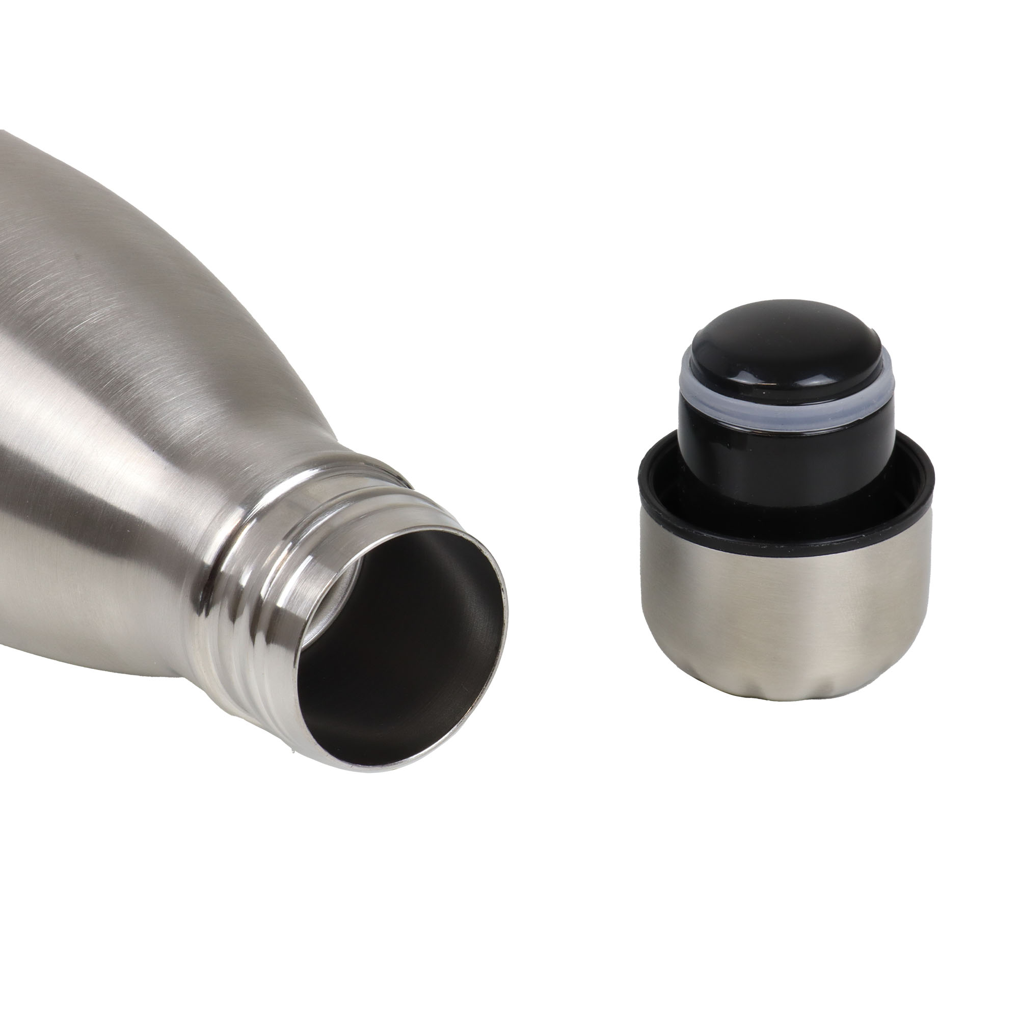 El cuello de una botella de metal plateada está a la izquierda, la tapa a la derecha.