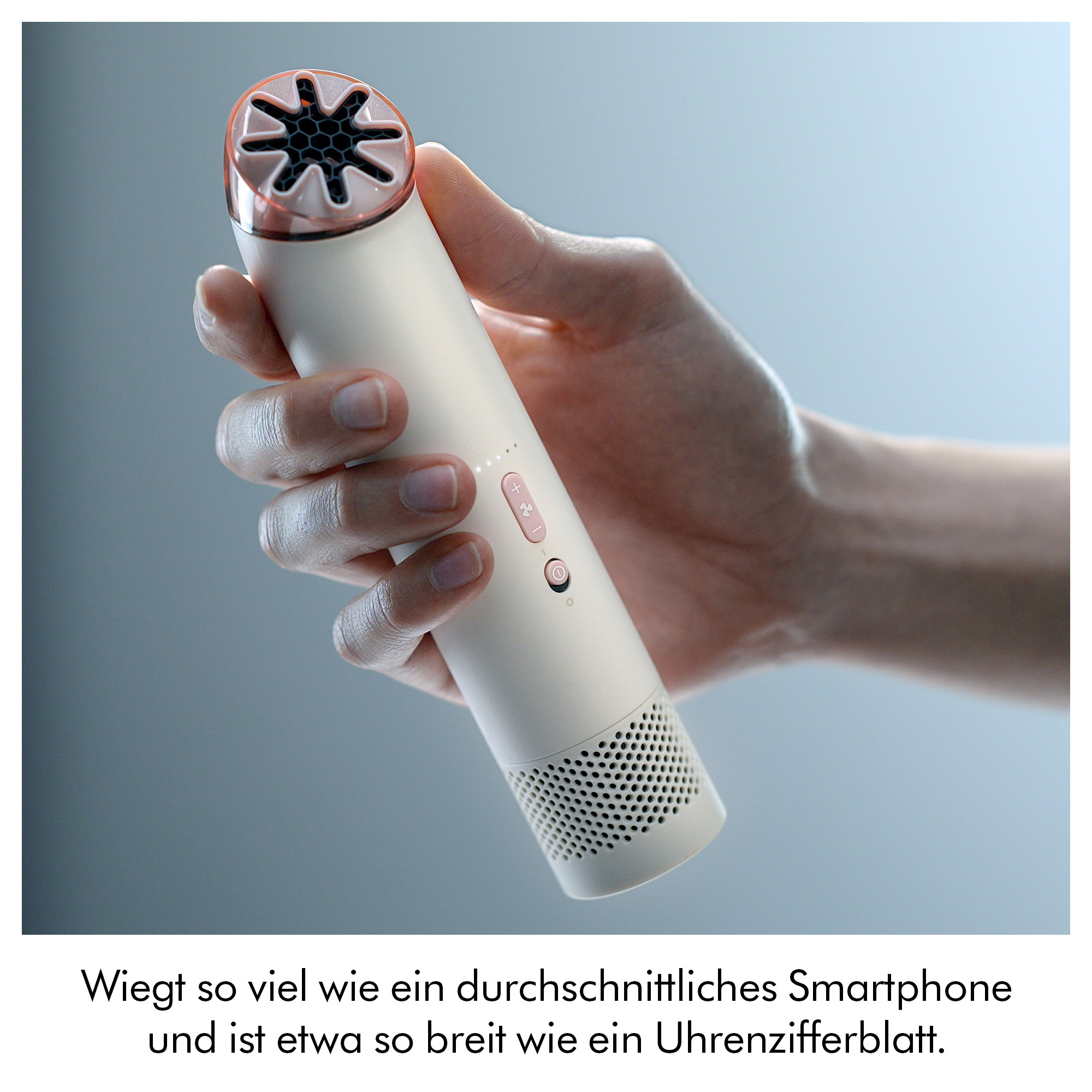 Eine Hand hält ein cremefarbenes Gerät mit roségoldenem Detail und Sternmuster.