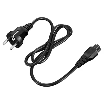 Ein schwarzes Stromkabel mit einem Eurostecker und einem dreipoligen Stecker.