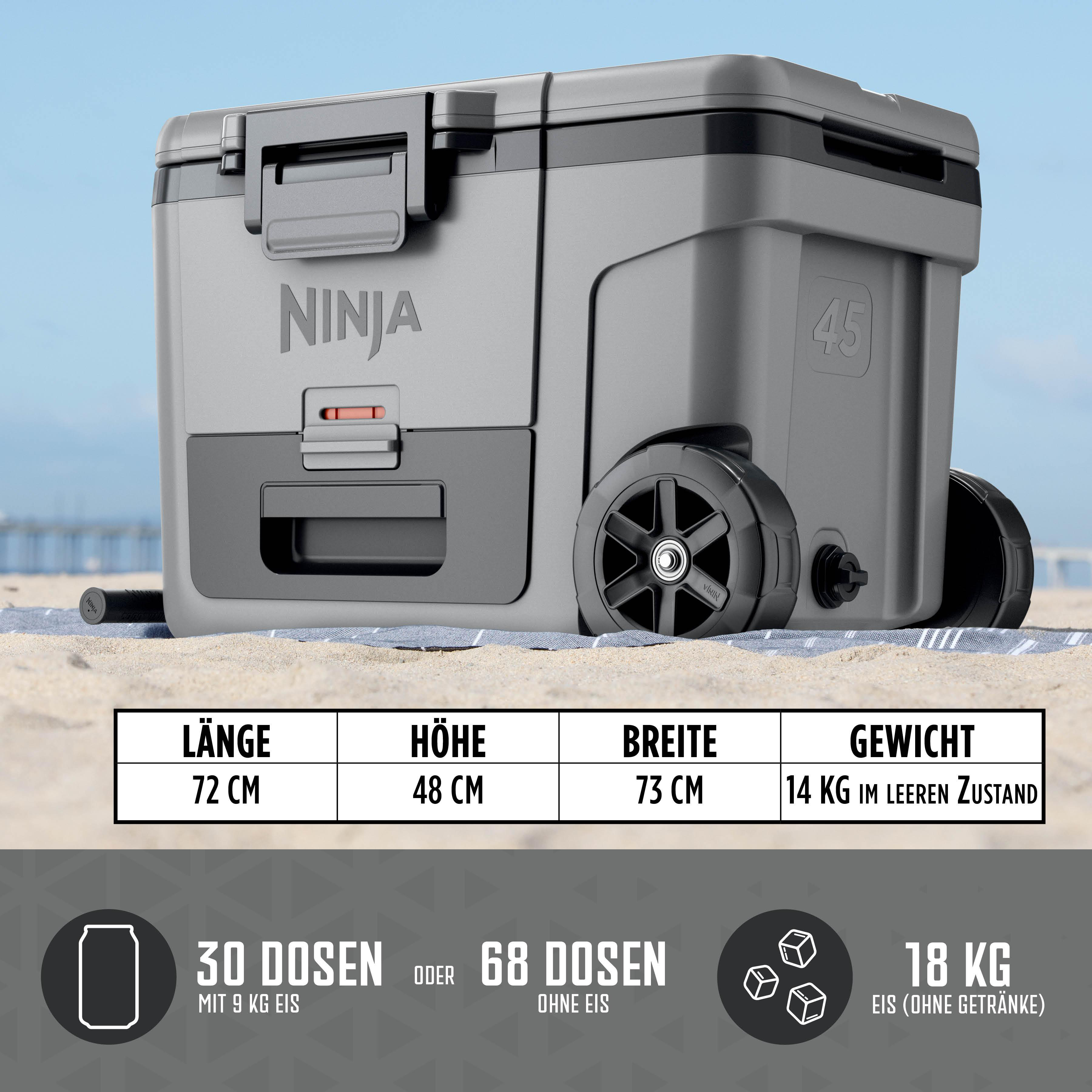 Grauer Ninja-Kühlbox mit Rädern auf Sand, mit Maßen und Kapazitätsangaben.