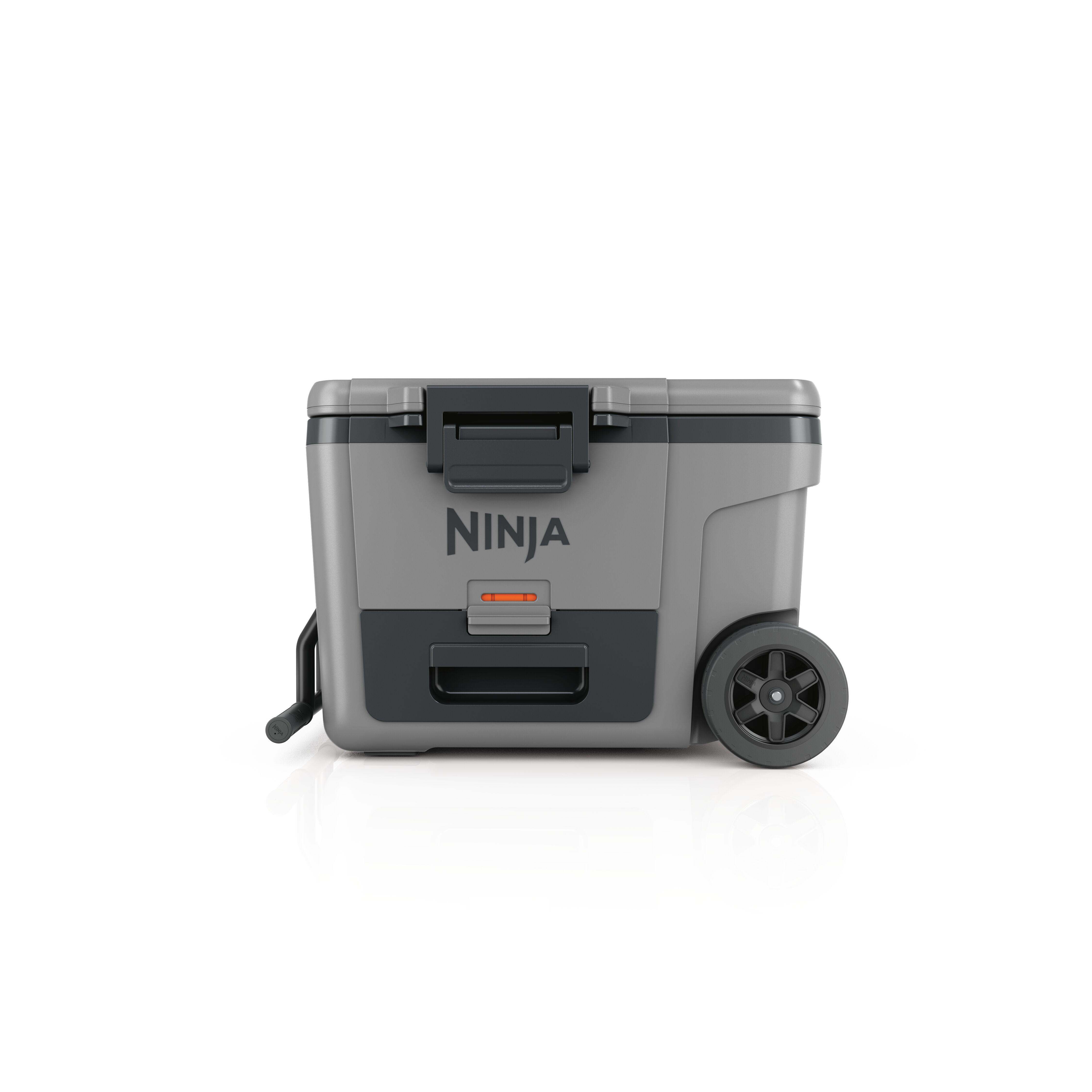 Grauer Kühlbox mit Rädern und schwarzem Griff, Ninja-Logo.