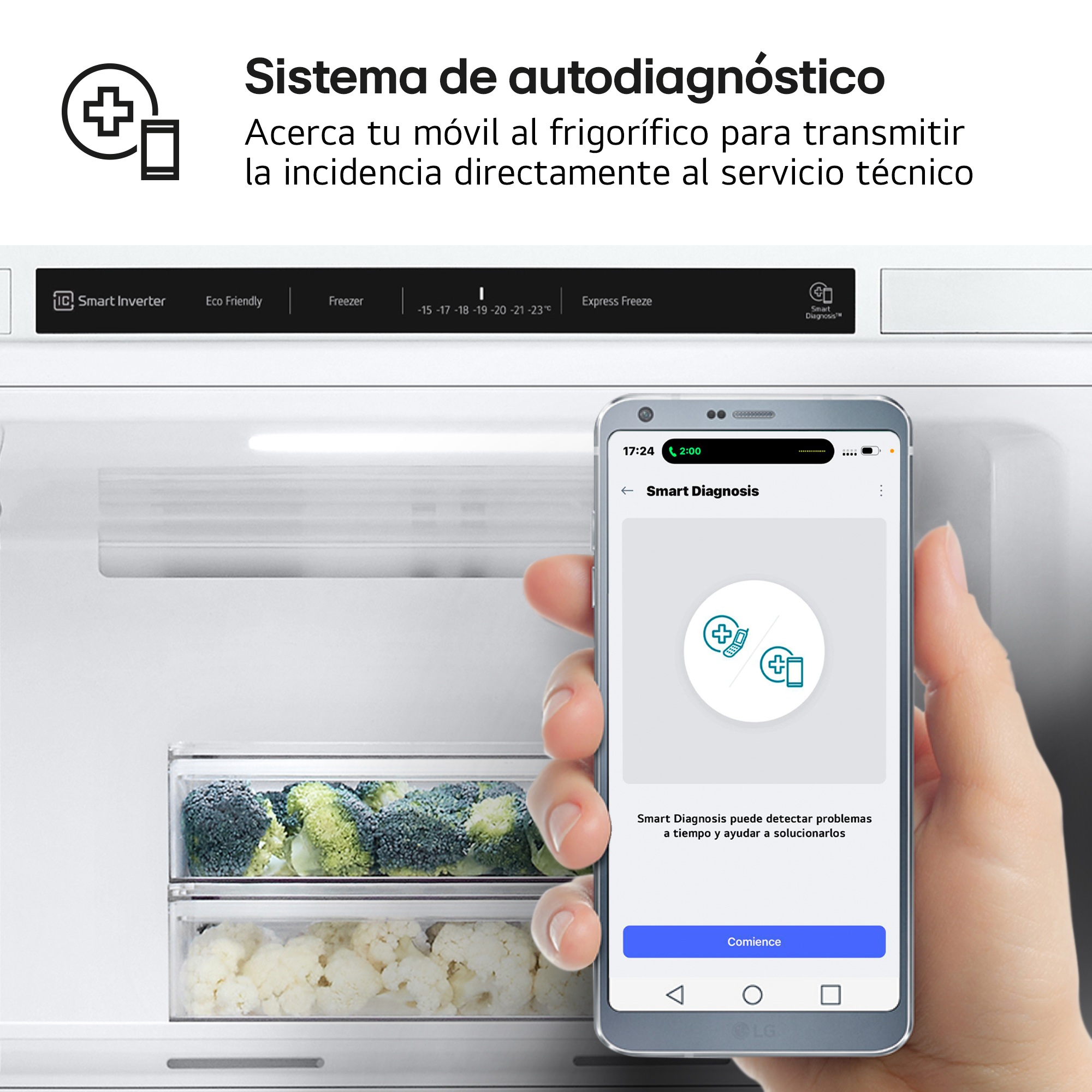 Un smartphone delante de un frigorífico mostrando la función Smart Diagnosis.