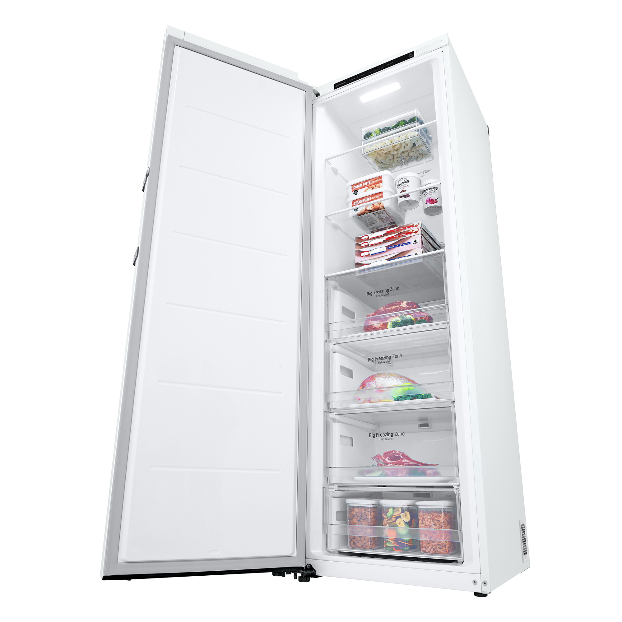 Un refrigerador/congelador blanco abierto con alimentos en los estantes.