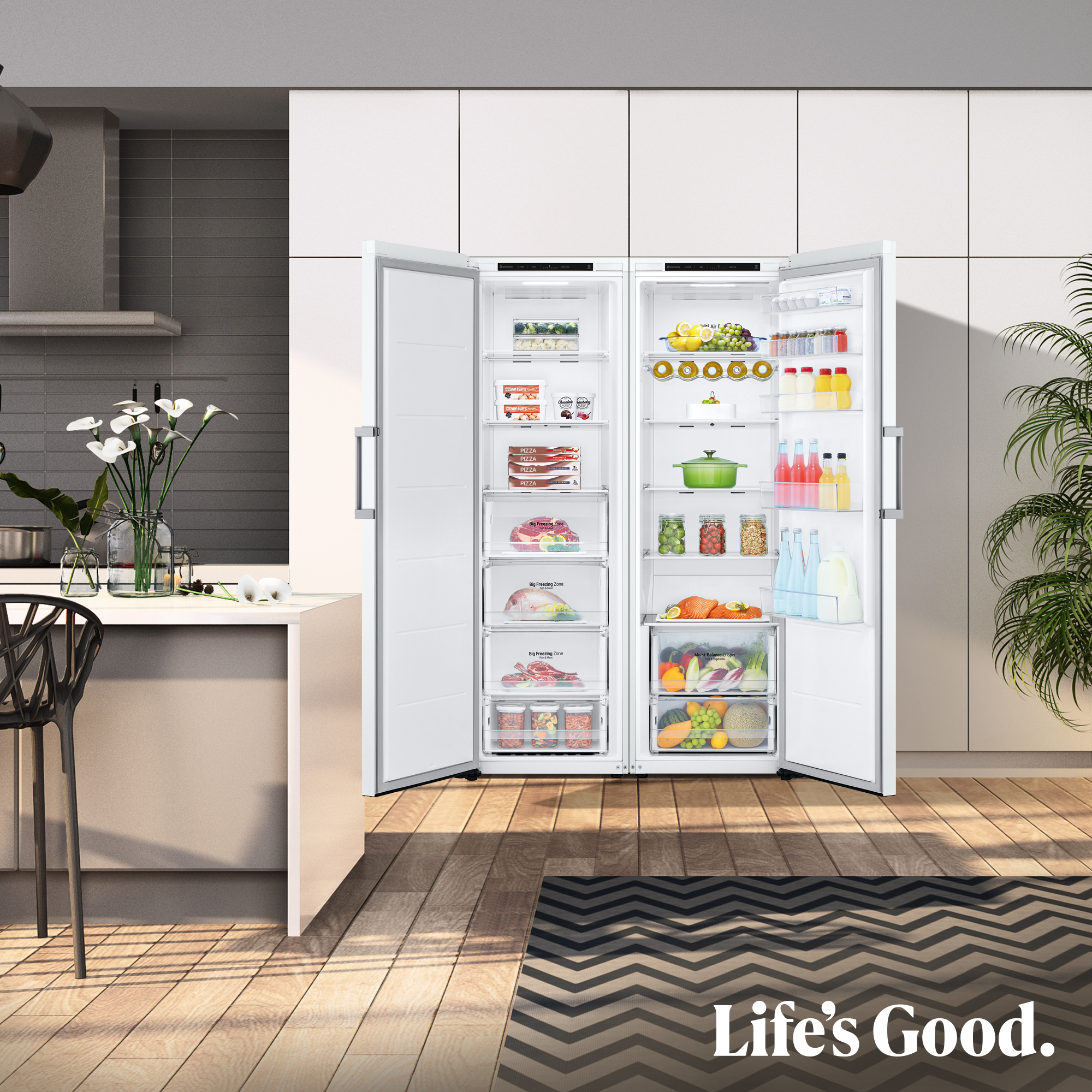 Un refrigerador abierto lleno de comida y bebidas, junto a una encimera de cocina.
