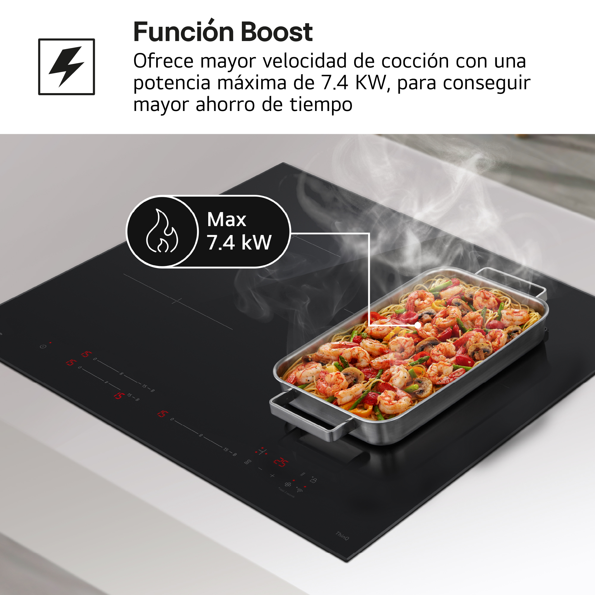 Una placa de cocina con una sartén de camarones y pasta, sale vapor. Máx. 7.4 kW.