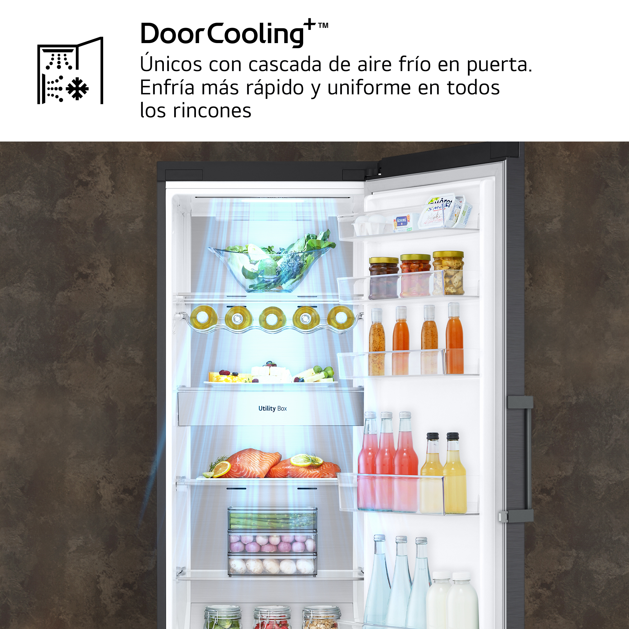 Refrigerador abierto mostrando comida y bebidas. Corrientes de aire azules son visibles.