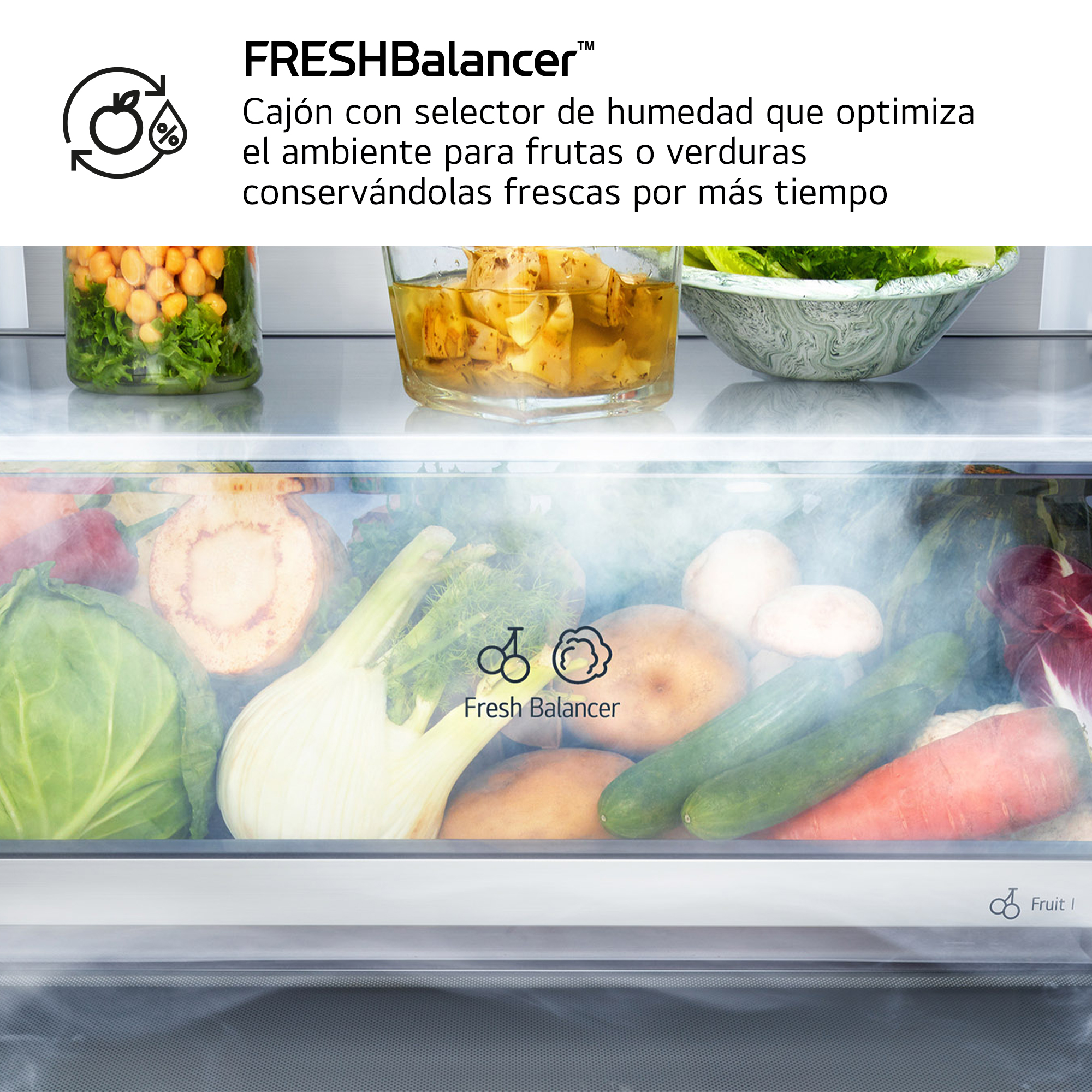 Frutas y verduras frescas en un cajón de refrigerador con control de humedad.