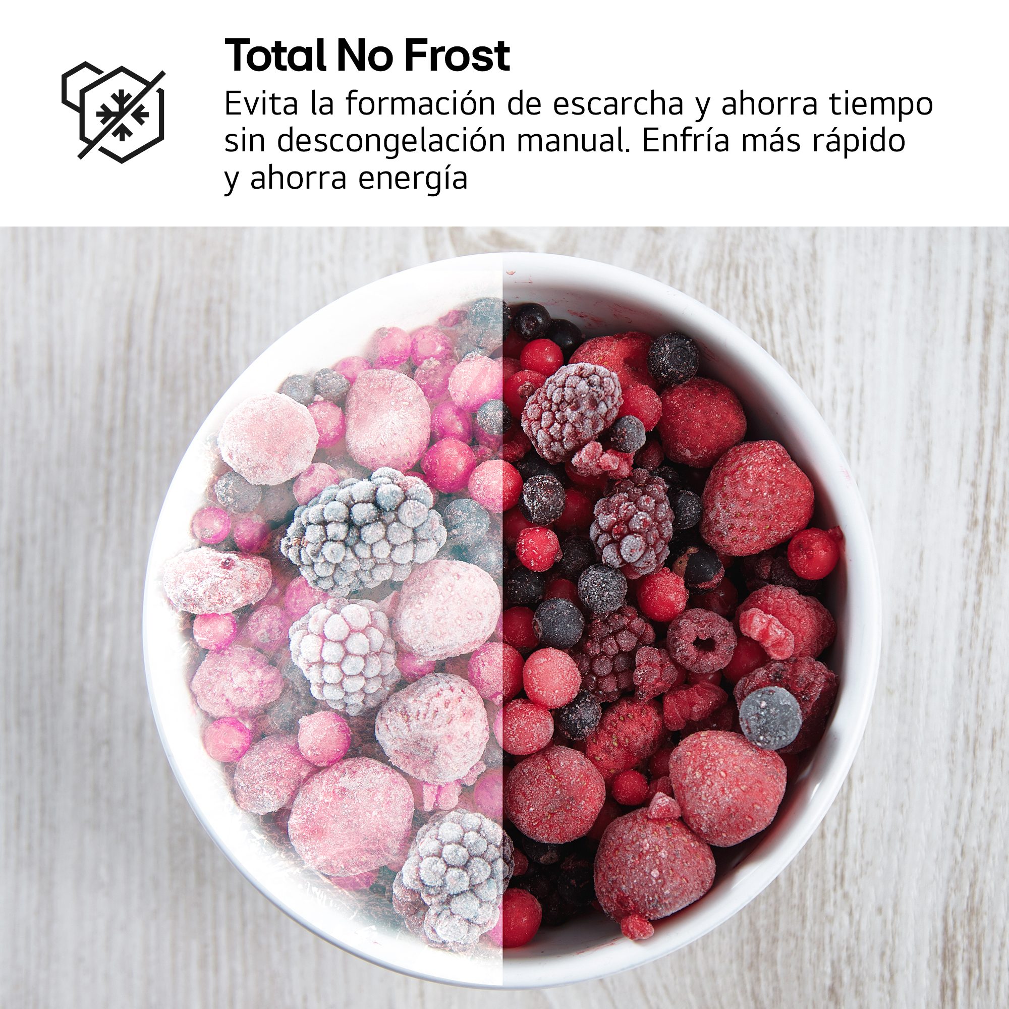 Un tazón de bayas congeladas, rosadas a la izquierda, rojas y azules a la derecha.