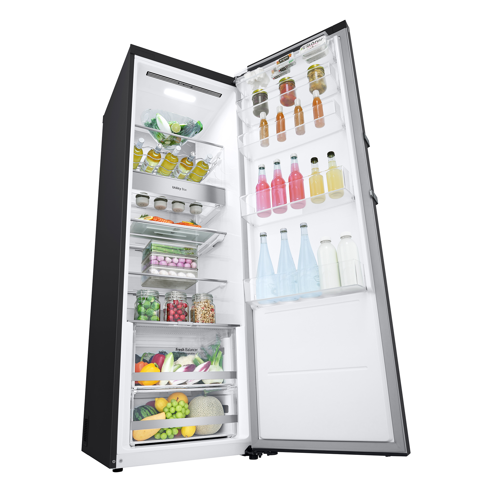 Refrigerador negro abierto lleno de comida: botellas, frascos, frutas y verduras.