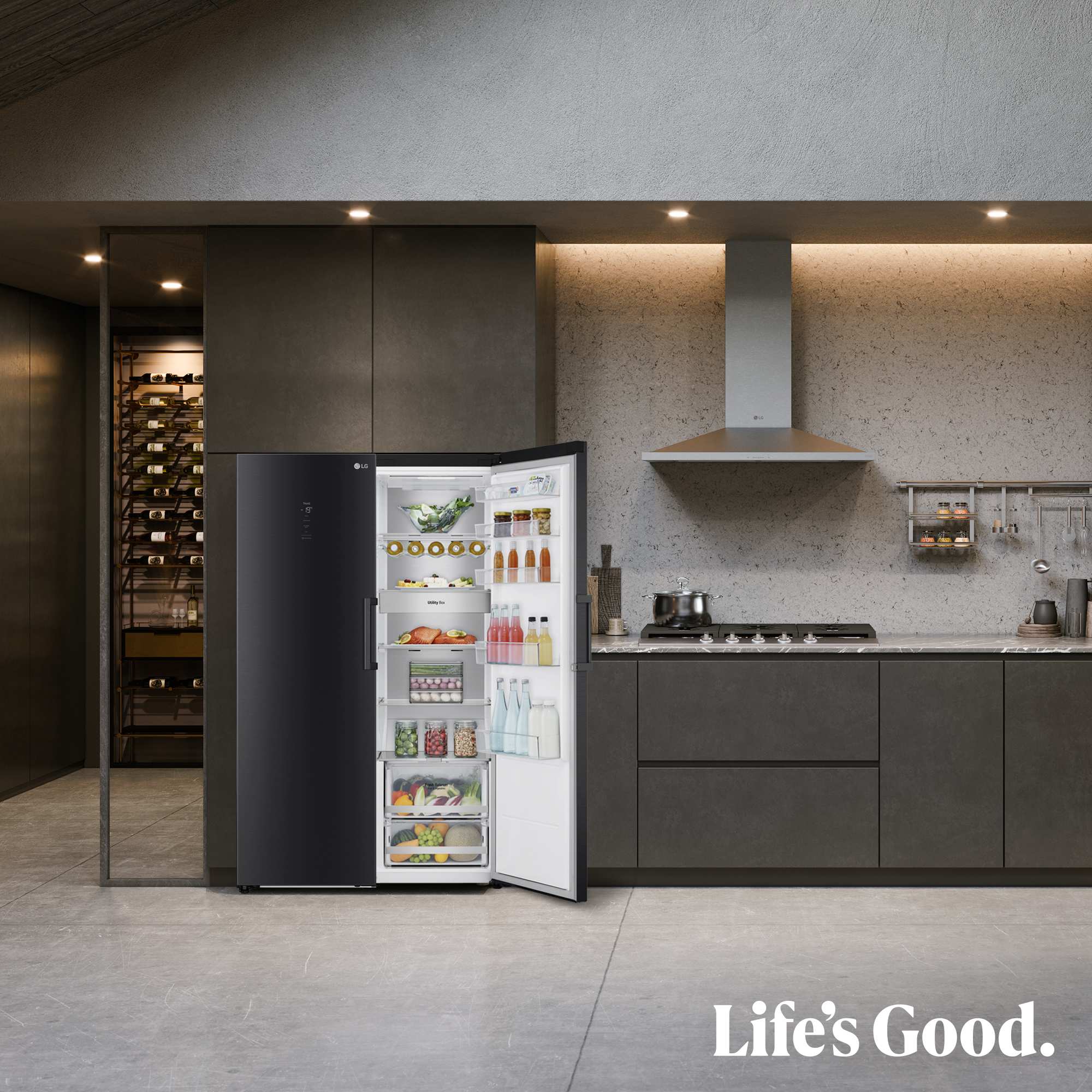 Refrigerador negro con puerta abierta en cocina moderna con vinoteca.