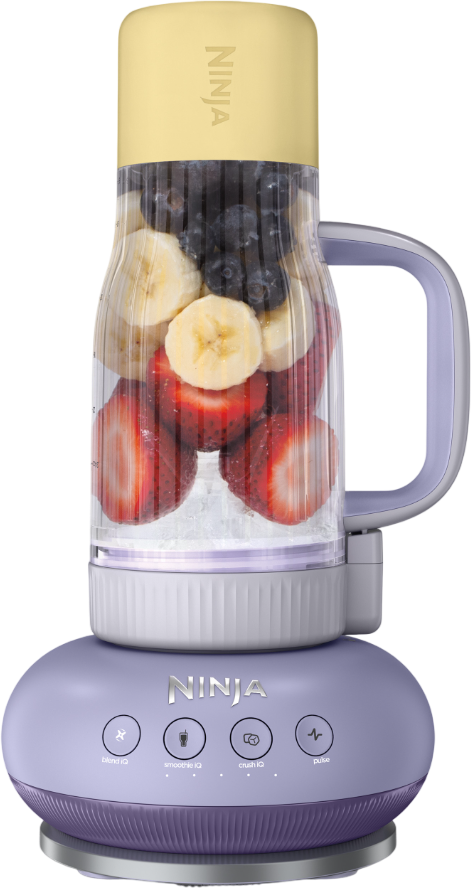Ein lila Ninja-Mixer mit Bananen-, Erdbeer- und Blaubeerstücken sowie Eis.