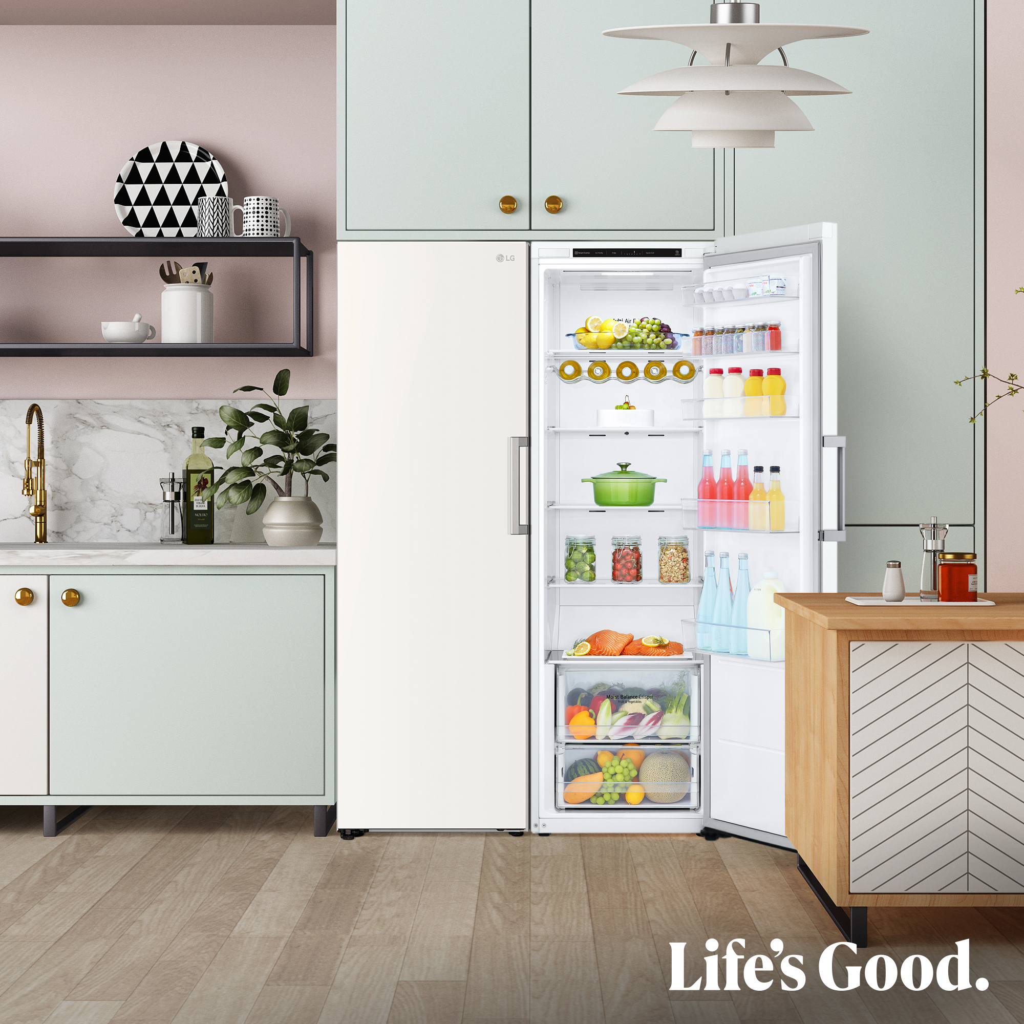 Refrigerador LG blanco abierto con comida, encimera de cocina con fregadero.