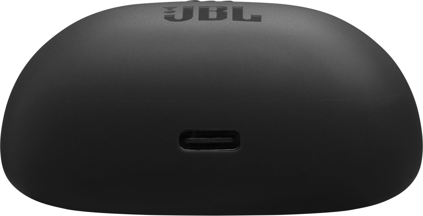 Fekete töltőtok JBL logóval és USB-C porttal.