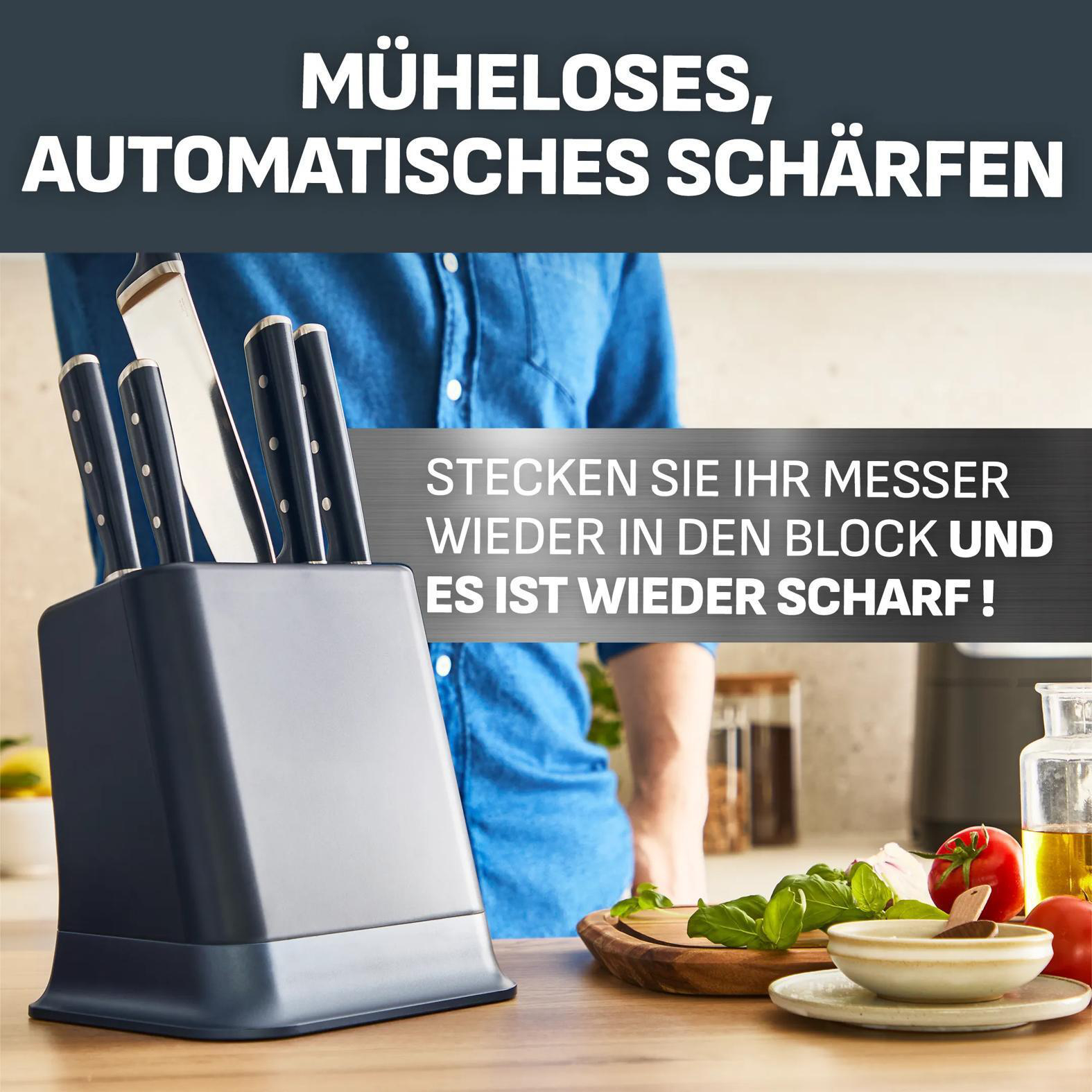 Ein Messerblock mit Messern steht auf einem Holztisch. daneben sind Zutaten.