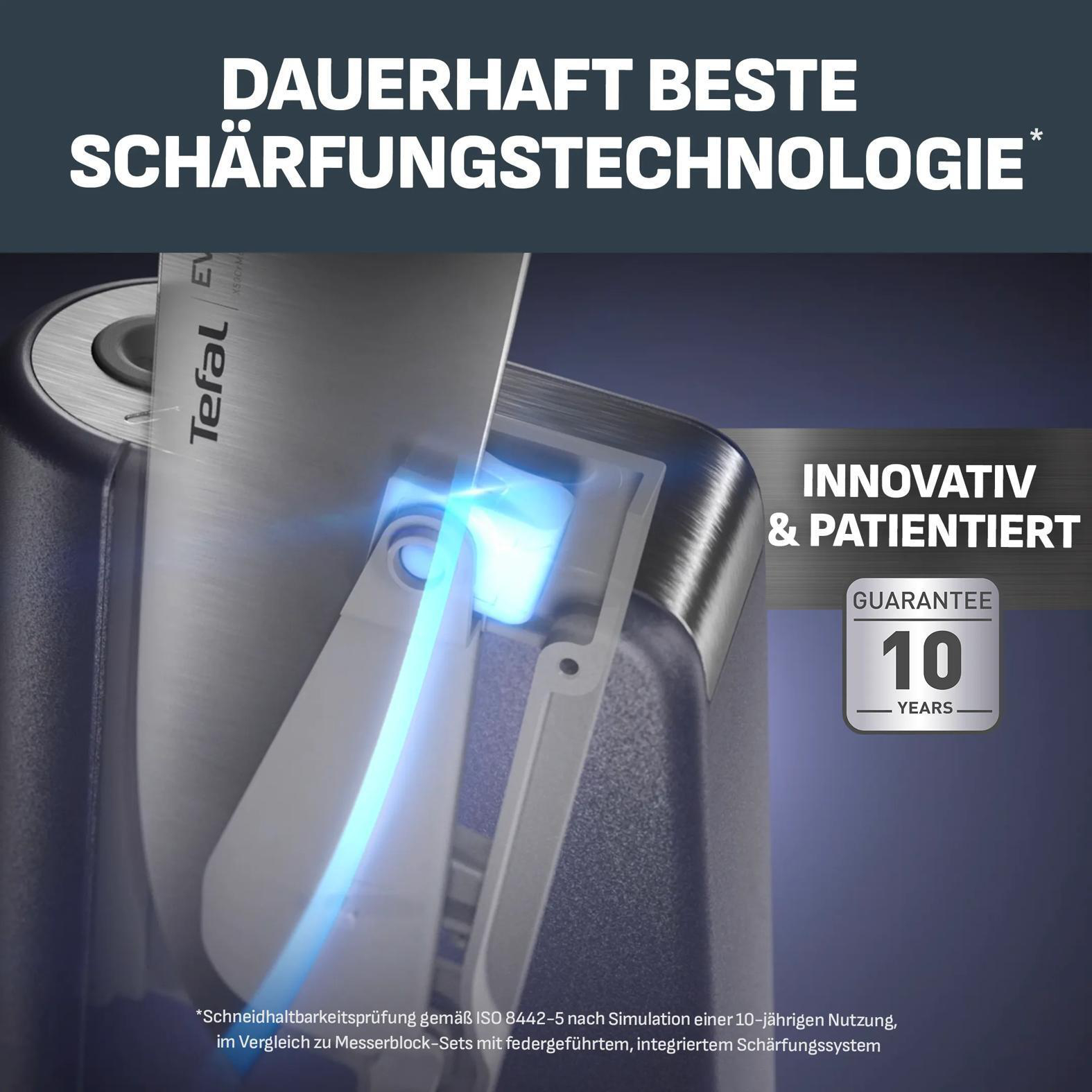 Ein Messer wird in einem Tefal Schärfer geschärft, mit 10 Jahren Garantie.