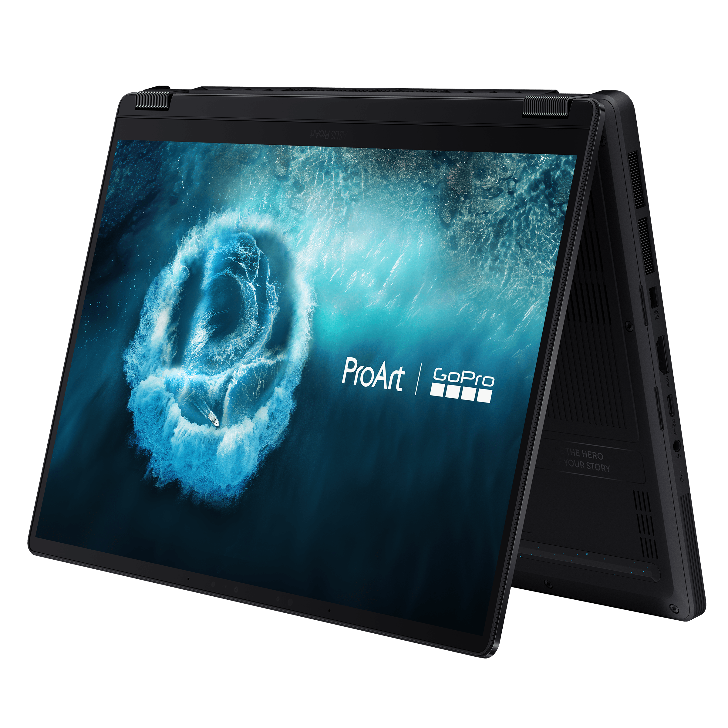 Ein schwarzer Laptop ist geöffnet und zeigt ein dynamisches Bild eines Surfers in einer blauen Welle. ProArt- und GoPro-Logos sichtbar.