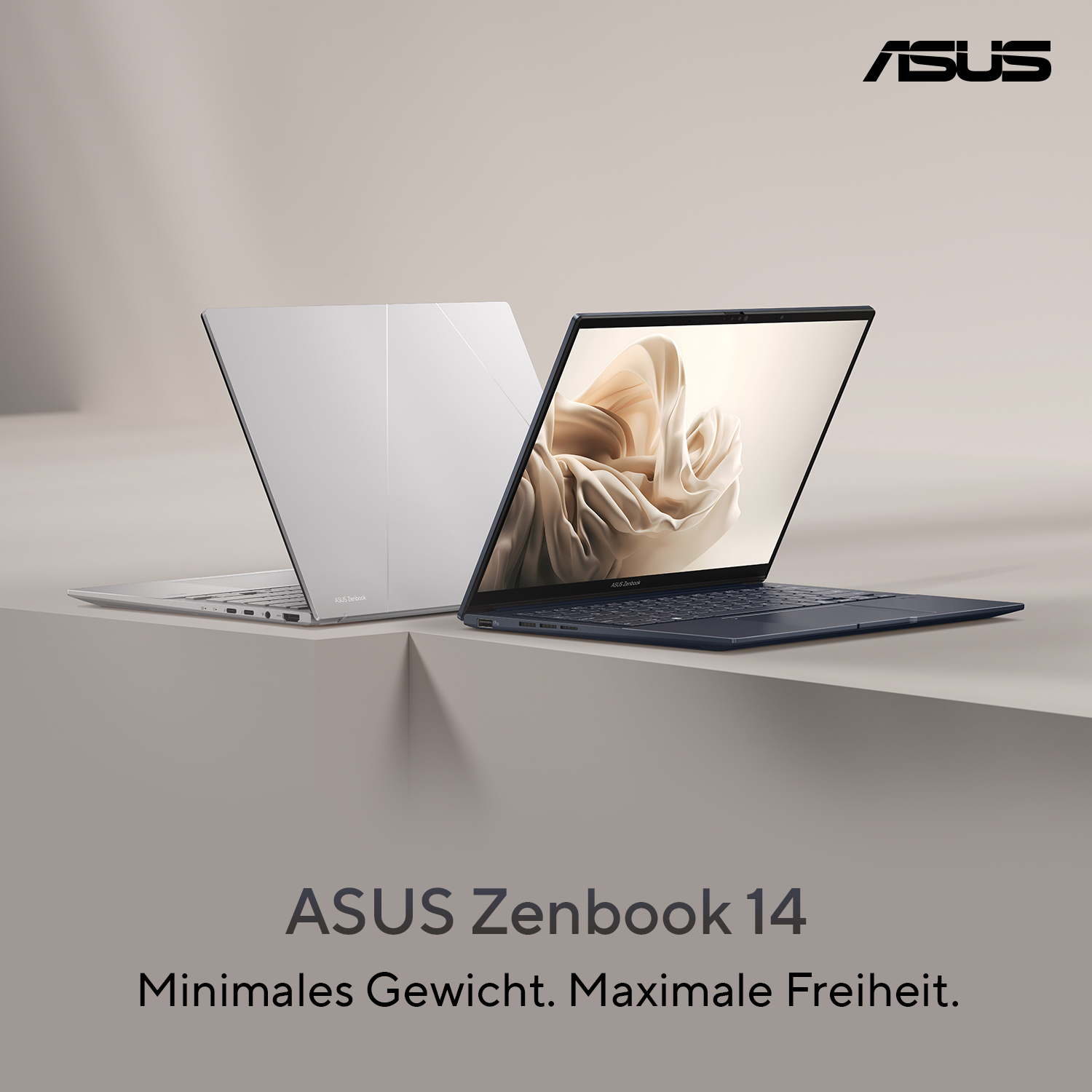 Zwei Asus Zenbook 14 Laptops, einer silbern, einer dunkelblau, auf einem Podest.